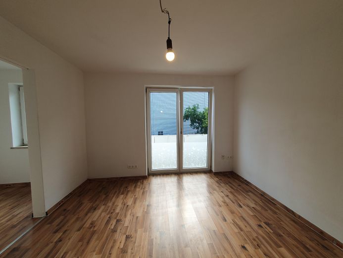 Schöne 2-Zi-Wohnung mit Balkon im 2.OG rechts – Wohn-Esszimmer