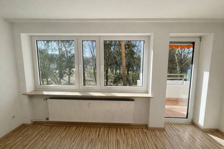 Helle 3-Zimmer-Wohnung mit Blick ins Grüne, überdachtem Balkon, Aufzug und TG in Nürnberg-Langwasser – Wohnzimmer