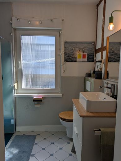 Provisionsfrei: 3,5 Zimmer sanierter Altbau + separates Studio/Homeoffice nahe Marktplatz – Badezimmer Hauptwohnung