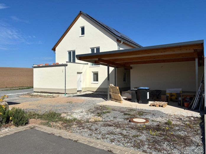Geniş balkonlu modern 1 odalı daire – Carport Gebäude
