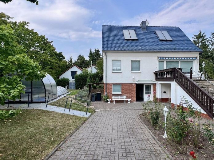 freistehendes Einfamilienhaus mit Garten, Pool, Sauna & Solarthermie – Foto 2
