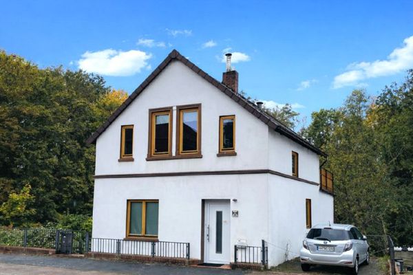 Wohnen mit viel Platz auf einem großen Grundstück mit Hanglage, Dachterrasse und großzügigem Garten