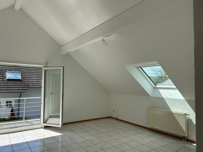 Schöne 2-Zi-Wohnung m.Balkon,Grün-& Blicklage,Kfz-Stellplatz,Keller.Am Schäfersberg-Niedernhausen – Wohnzimmer rechterhand