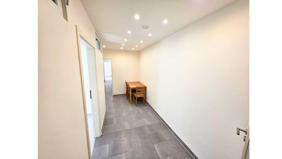 li Zi 1, Essplatz davor