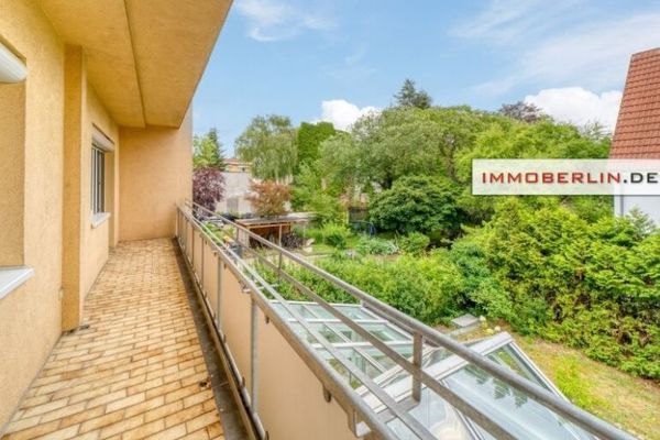 IMMOBERLIN.DE - Urbane Ruhelage – Gut geschnittene Wohnung mit großer Loggia