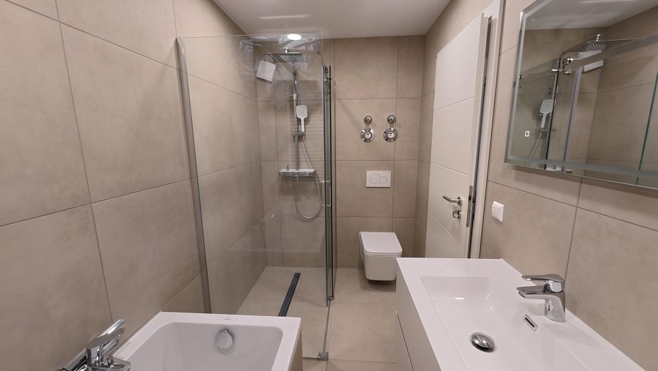 ++TOP komplett neu renovierte 2 ZKB++neue Einbauküche++Balkon++Parkett – Foto 5