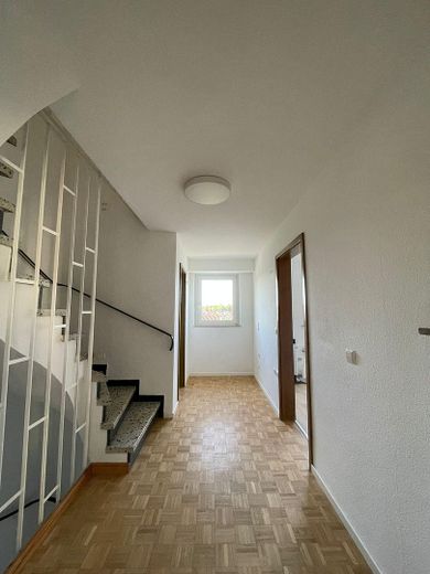 Familienfreundliches Reihenhaus mit schönem Garten – Diele