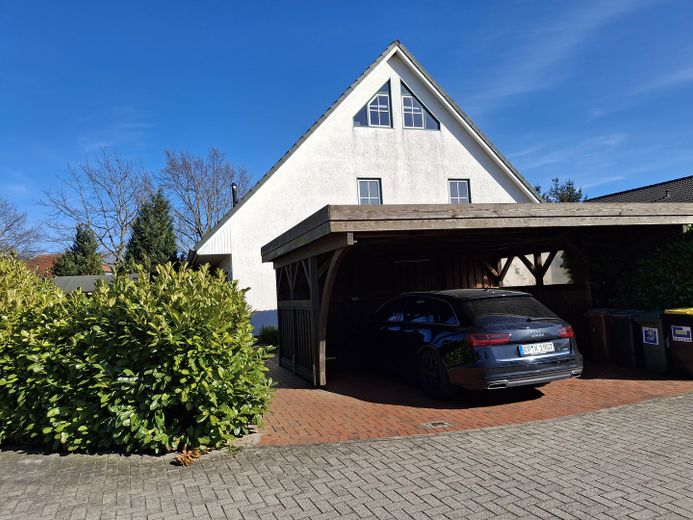 Straßenansicht mit Carport
