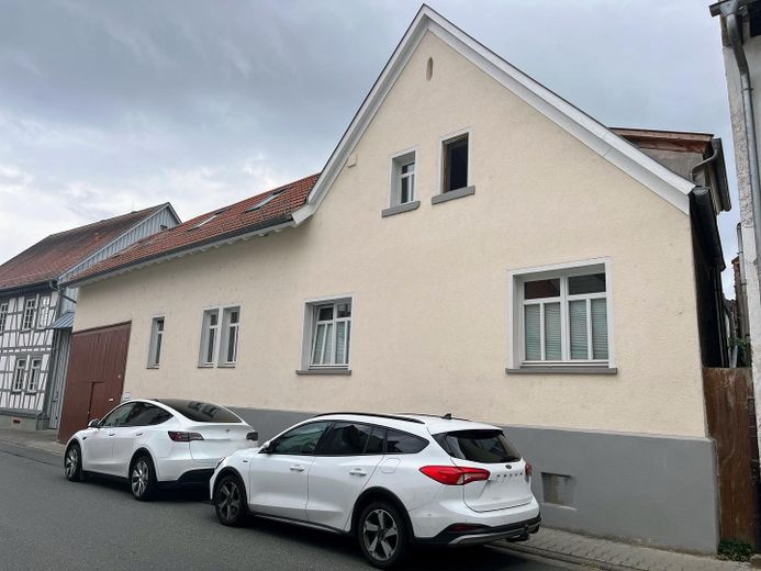 İç avlulu ve bahçeli, ahırı ve güneş enerjisi sistemi bulunan tamamen yenilenmiş müstakil ev – Haus - Straßenansicht 1