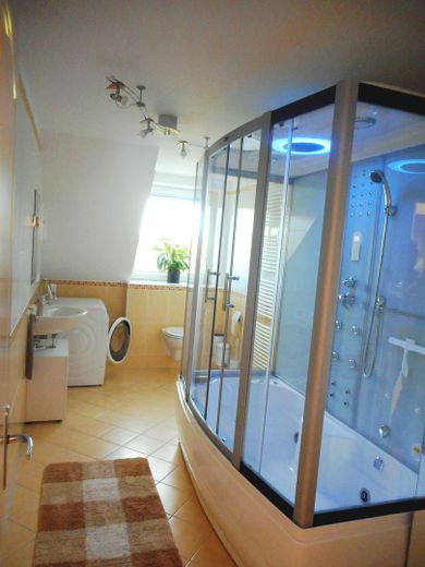 Helle voll möblierte Maisonette-Wohnung auf 2 Ebenen in ruhiger Lage in Hamburg-Eidelstedt – Bad mit "Duschtempel"