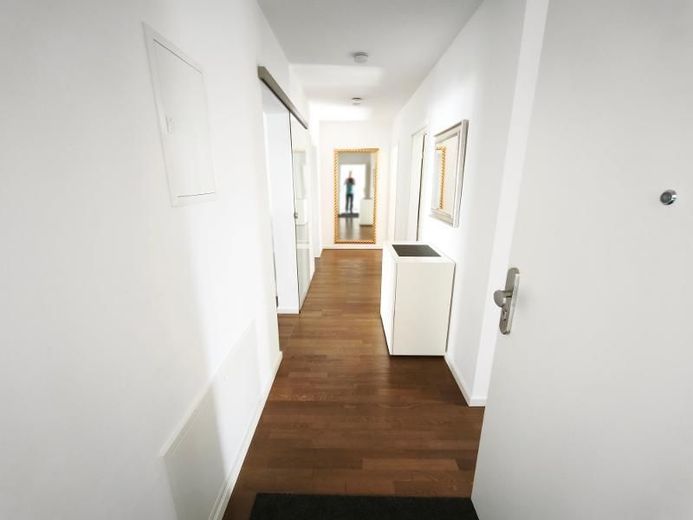 3 Zi. Wohnung (möbliert) im EG mit Terrasse, Carport und Stellplatz – Diele Bild 1