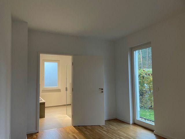 Wohnen am See in der Natur: Moderne Wohnung mit Terrasse und Garten – Foto 12