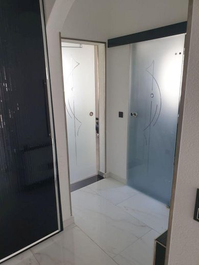 127 m² PRIVATES WOHNEN MIT EIGENEM POOL & GARTEN – 2 GARAGEN + 1.920 € KALTMIETEINNAHMEN – Hochparterre Flur
