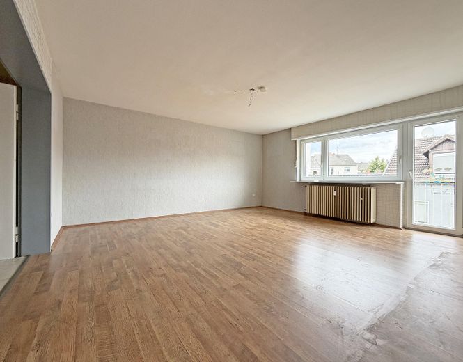 ¡Su proyecto de renovación en Friesenheim: 3 habitaciones con balcón en una ubicación tranquila! – Wohnzimmer