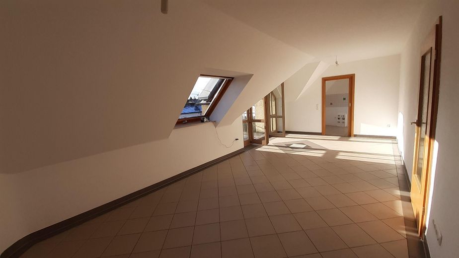 Balkonlu ve genişletme potansiyeline sahip bakımlı 3 odalı çatı katı dairesi – Aichach’ta 67 m² – Esszimmer/ Wohnzimmer