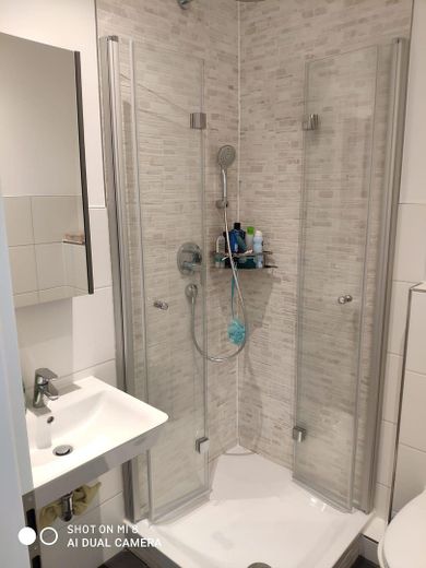 Helle 3-Zi-Wohnung mit EBK in zentraler Lage – Bad
