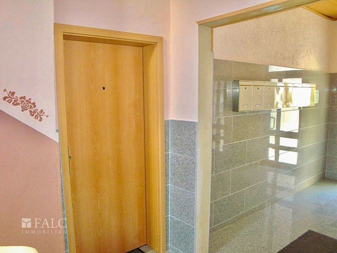 Mehrfamilienhaus mit Wertsteigerungspotenzial - Solides Investment in zentraler Lage. – Hausflur