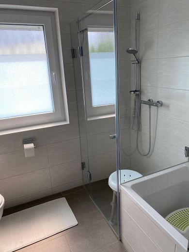 Moderne 4 Zimmer Whg. im 2. OG mit großem Balkon – Bad