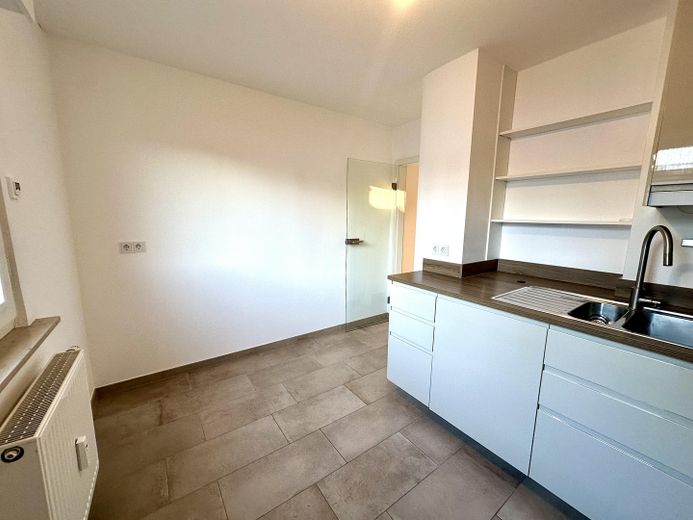 Hochwertig sanierte 4-Zimmer-Maisonette | 110 m² | 2 Bäder | Balkon | ruhige Lage an den Mainwiesen – Küche OG