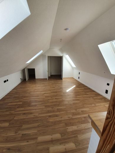 (provisions- u. bezugsfrei) Traumhafte, renovierte 4 Zimmer-Wohnung mit großer Dachterrasse – begehb. Kleiderschr. rechts