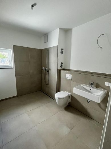 Lichtdurchflutete Neubau-Gartenwohnung mit Terrasse & hochwertiger Ausstattung – Badezimmer