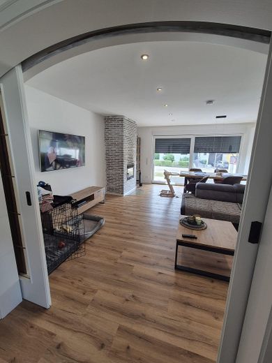 Partially renovated 6-room semi-detached house – Wohnzimmer Wohnung OG