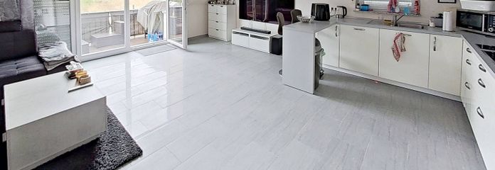Große 3-Zimmer-Wohnung mit BALKON und EBK in ruhiger Wohnlage – Ansicht I: Wohn- und Esszimme…
