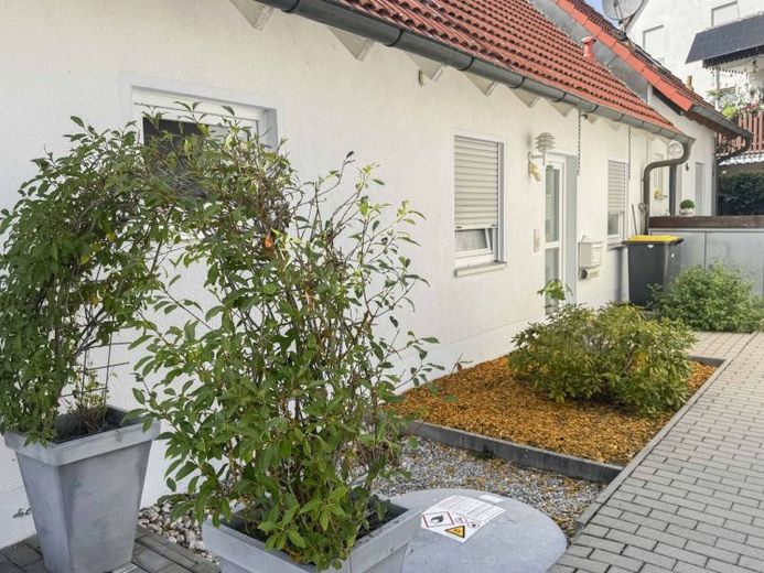 Wohnen auf einer Ebene – gepflegte Doppelhaushälfte mit schönem Garten – Foto 1