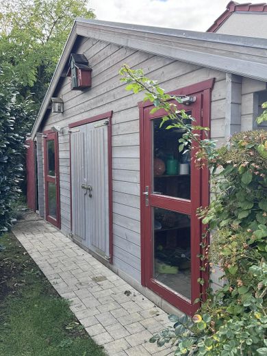 Schuppen:Holzliege,Geräte, Rad