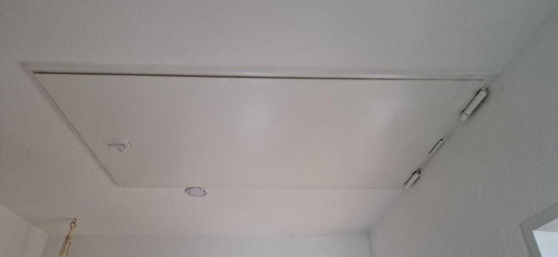 Attraente appartamento mansardato con balcone, posto auto e soffitta aggiuntiva – Zugang zum Dachboden