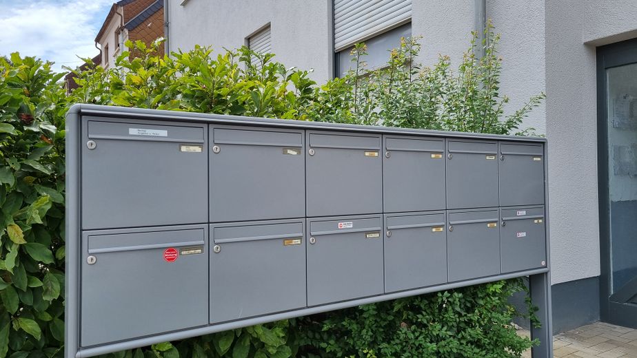 Eigennutzer aufgepasst: Helle, neuwertige Eigentumswohnung in Differten zu verkaufen! – Briefkastenanlage