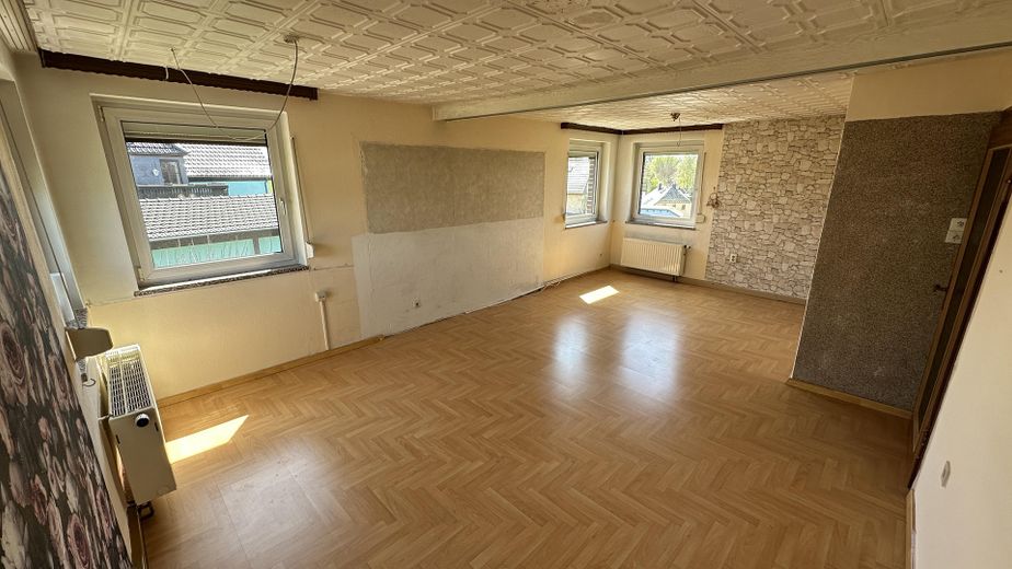 Eigenheim am SW-Stadtrand mit schönem Garten – OG Wohnzimmer, leicht verzerrt