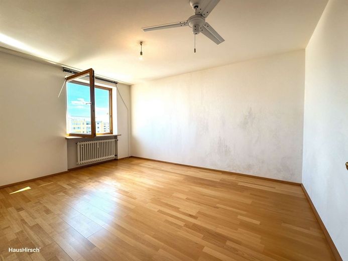Stilvolle 3,5-Zimmer-Wohnung mit Loggia &amp; Alpenblick am Leonrodplatz über den Dächern Münchens – Schlafzimmer