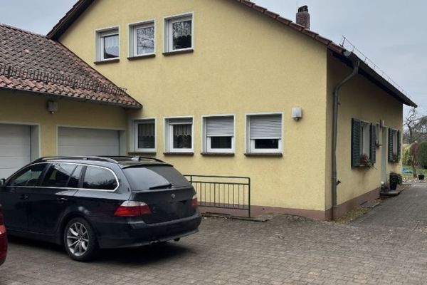 Einfamilienhaus mit 3 Garagen und Nebengebäuden, sowie großem Garten zu verkaufen.