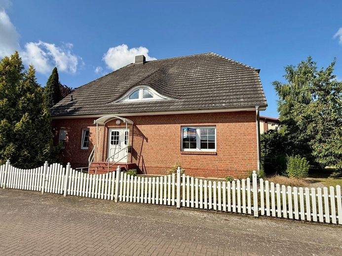 HORN IMMOBILIEN++ 2 km bis Neubrandenburg, großes Einfamilienhaus mit vielen Extras - Einliegerwohnung möglich – Einfamilienhaus