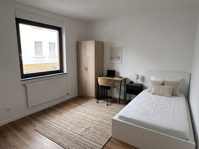 Camera ammobiliata in appartamento condiviso | Appena ristrutturata | Affitto tutto incluso – Mittleres Zimmer