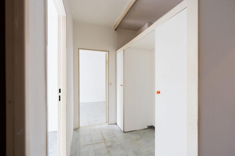 Yaklaşık 77,90 m² büyüklüğünde, hemen taşınılabilir 2,5 odalı daire; doğrudan sahibinden ve komisyonsuz – Flur