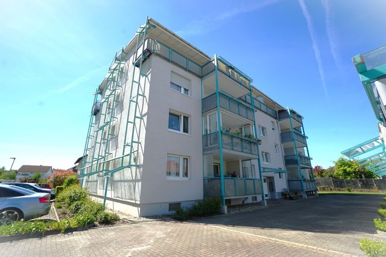 Su refugio en el verde: apartamento de 2 habitaciones con gran balcón y jardín de ensueño – Immobilie_Eingangsseite