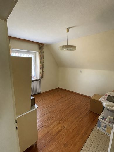 Freistehendes Einfamilienhaus mit großem Grundstück und viel Potenzial in Kühbach – Büro, Küche OG
