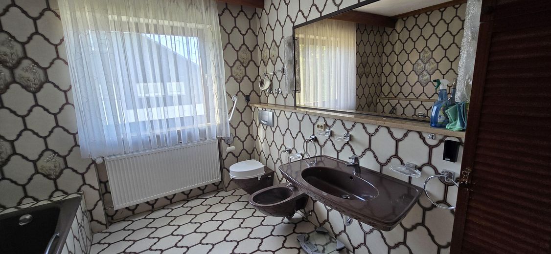 Haus mit großem Garten in ruhiger Lage von Kulmbach – Badezimmer 1. Stock