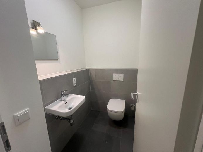 Exklusive neuwertige 3-Zimmer-Wohnung mit schönem Balkon von PRIVAT! – Bad 2