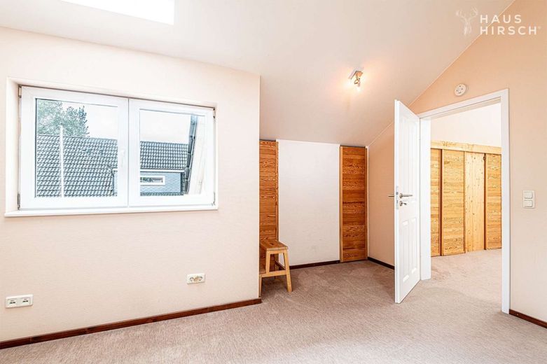 Großzügiges, energieeffizientes Architektenhaus in Am Hagen – Schlafzimmer 1 Blick 2