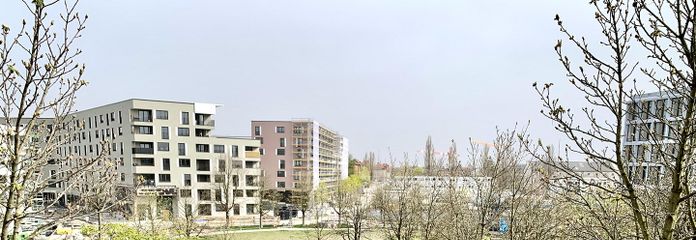 शीर्ष स्तर पर आधुनिकीकृत, अच्छी तरह किराये पर दी गई 4-कमरों वाली अपार्टमेंट, बड़ी बालकनी और पार्किंग स्थल के साथ – Blick vom Balkon