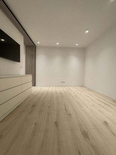 Renovierte teil- oder vollmöblierte Wohnung in der City, 5 Minuten zum Bahnhof – Wohnbereich Blick v Balkon
