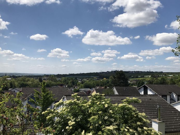 Freistehendes EFH mit Fernblick, neuer Klimatisierung, PV und 2 Einliegerwohnungen – Ausblick vom Balkon