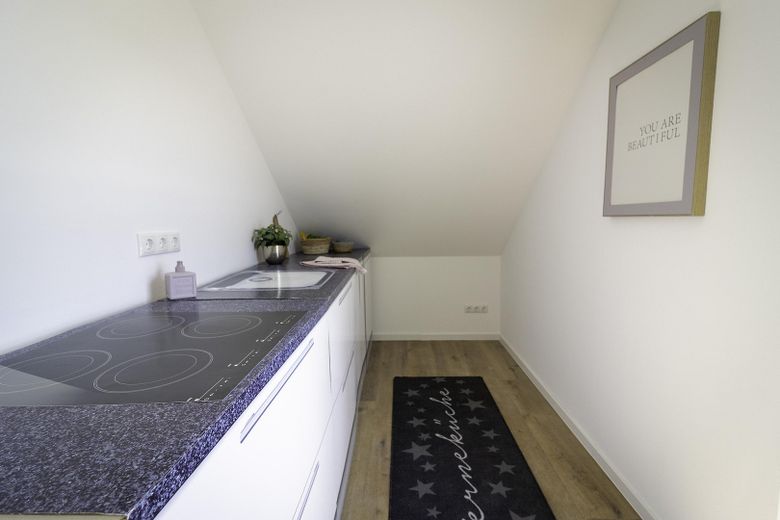 *Provisionsfrei**Neuwertig**Balkon**Klimaanlage**Dachgeschosswohnung 2. Obergeschoss Niederwerrn* – Küche