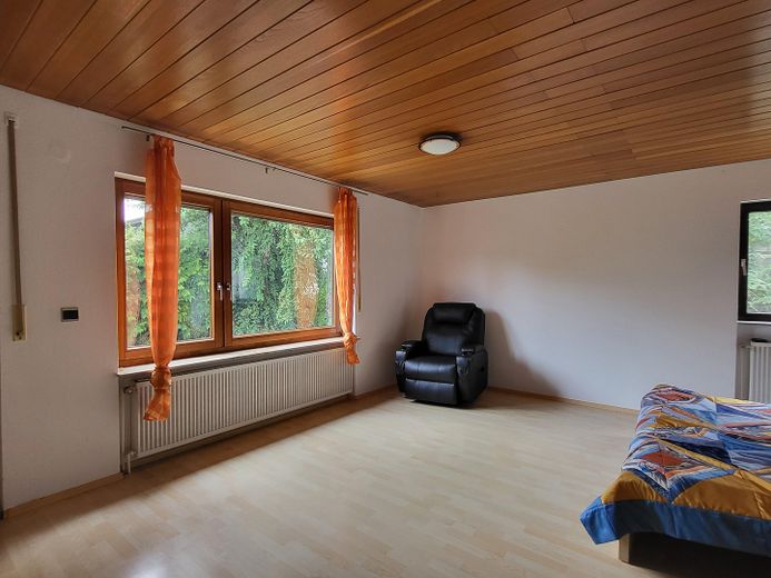 مساحة لأفكاركم - منزل عائلي مع شقة مستقلة وقطعة أرض كبيرة – Wohnzimmer Einliegerwohnung 
