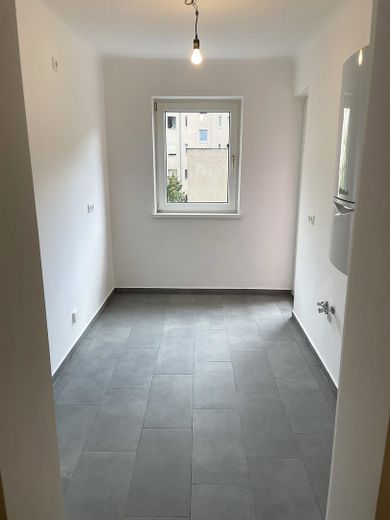 Sofort frei & ohne Provision - Renovierte 3-Zimmer-Wohnung mit Balkon – U-Bahn um die Ecke – Küche