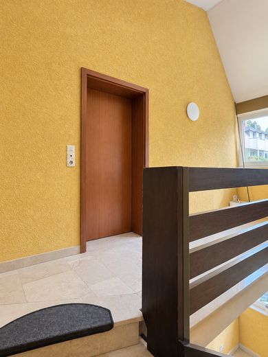 3 habitaciones, balcón y vistas al castillo: vivienda de alta calidad completamente renovada en Königstein – Treppenhaus/ Wohnungseingang