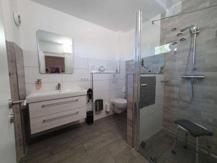 Neuwertiges Architektenhaus (2023) am Bodden| ELW | A+ | provisionsfrei | Ostseenähe – Einliegerwohnung - Bad